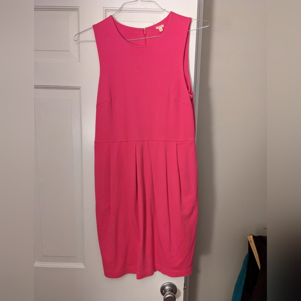 Comfortable flattering Pink dress with pockets!